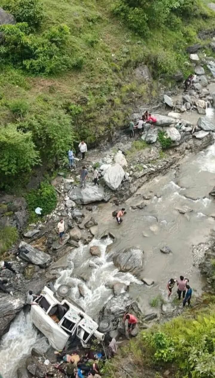 पिथौरागढ़ के मुवानी में सड़क हादसा, मैक्स खाई में गिरी, 8 लोगों की मौत