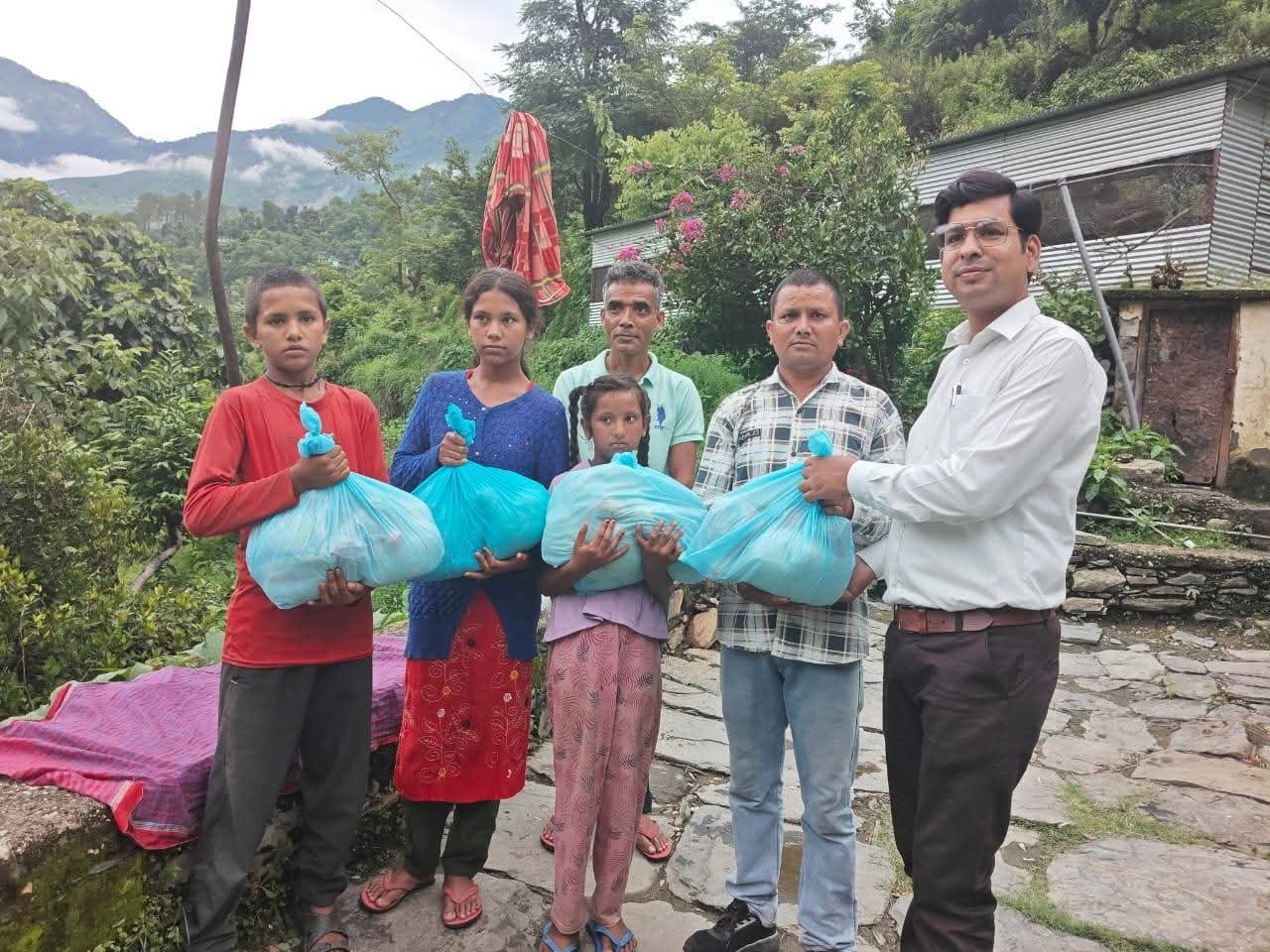चमोली के खैनुरी गांव पहुंची प्रशासन की टीम जरूरतमंद बच्चियों को दी मदद