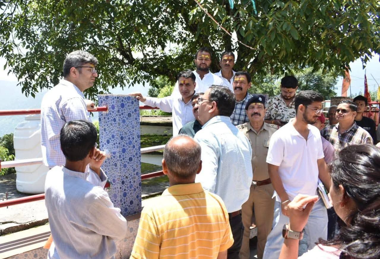 डीएम चमोली ने किया नौटी गांव का दौरा, नंदा राजजात यात्रा की तैयारियों का जायजा लिया