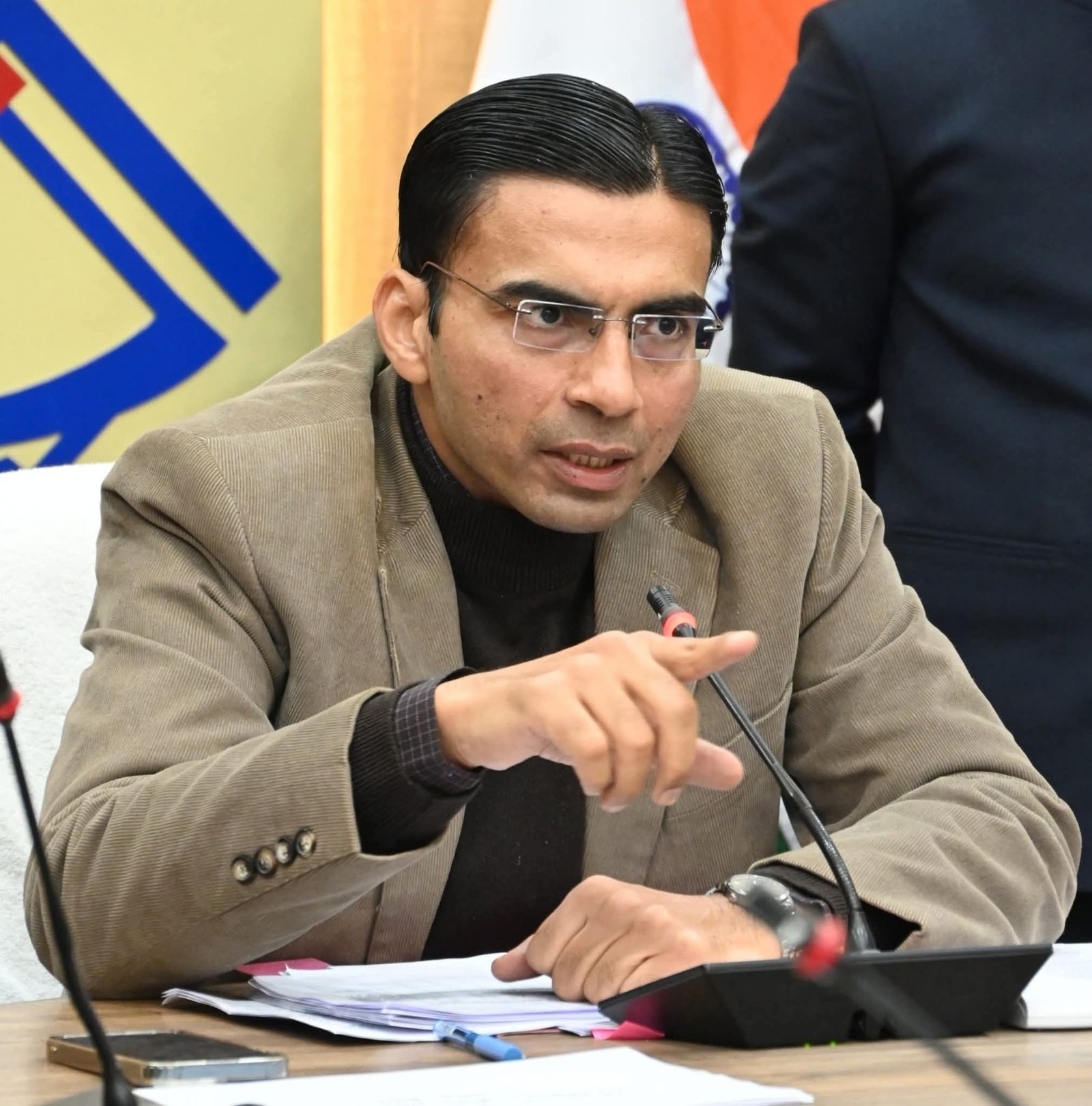 देहरादून के डीएम ने लिया ऐसा एक्शन जिससे मंच गया हड़कंप