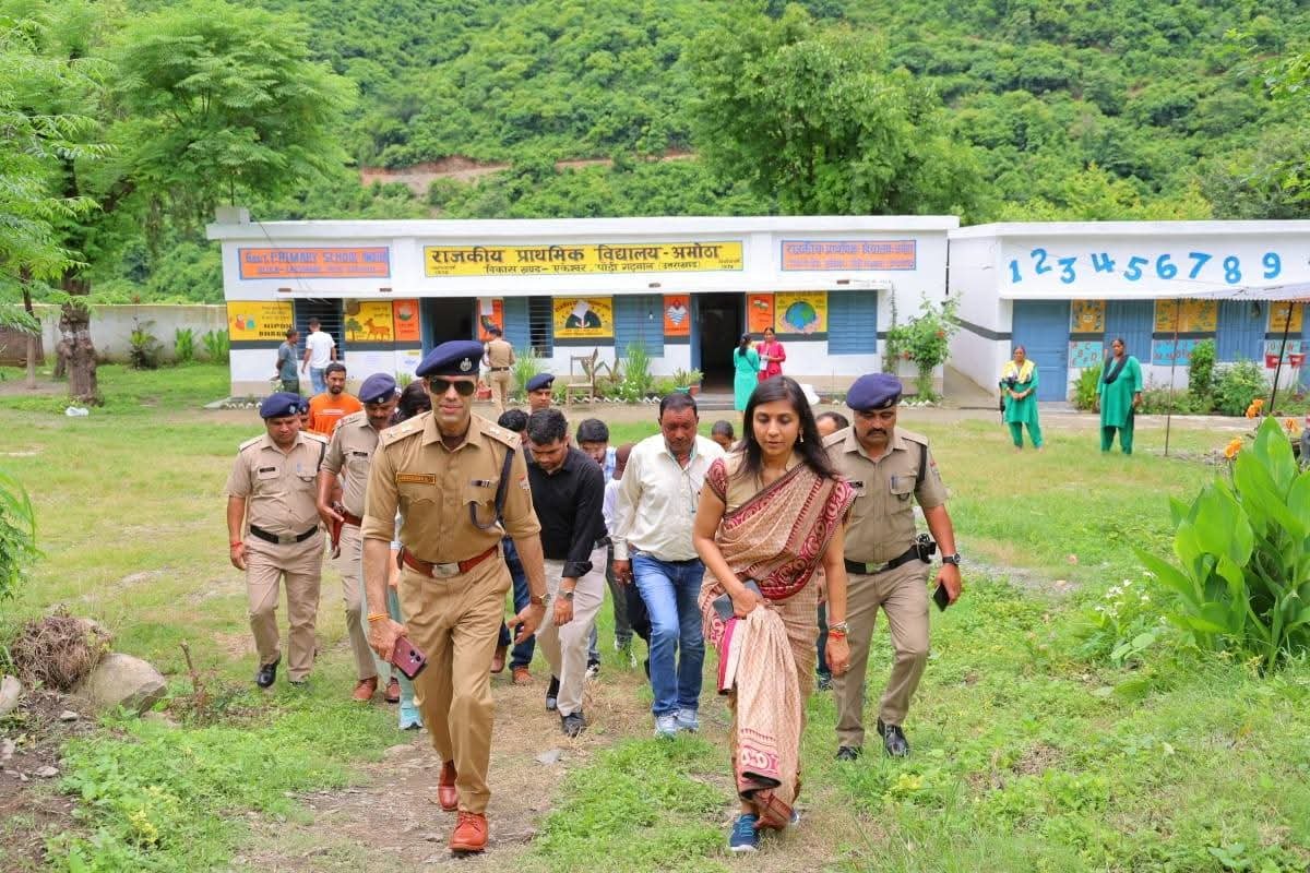 पौड़ी में डीएम और एसएसपी ने किया पोलिंग बूथों का दौरा