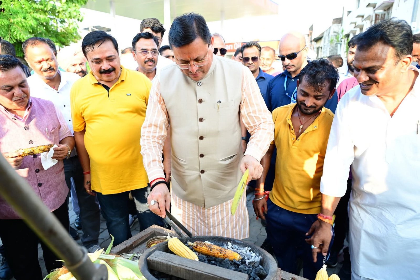 सीएम धामी ने भुट्टा खुद भूना और खाया