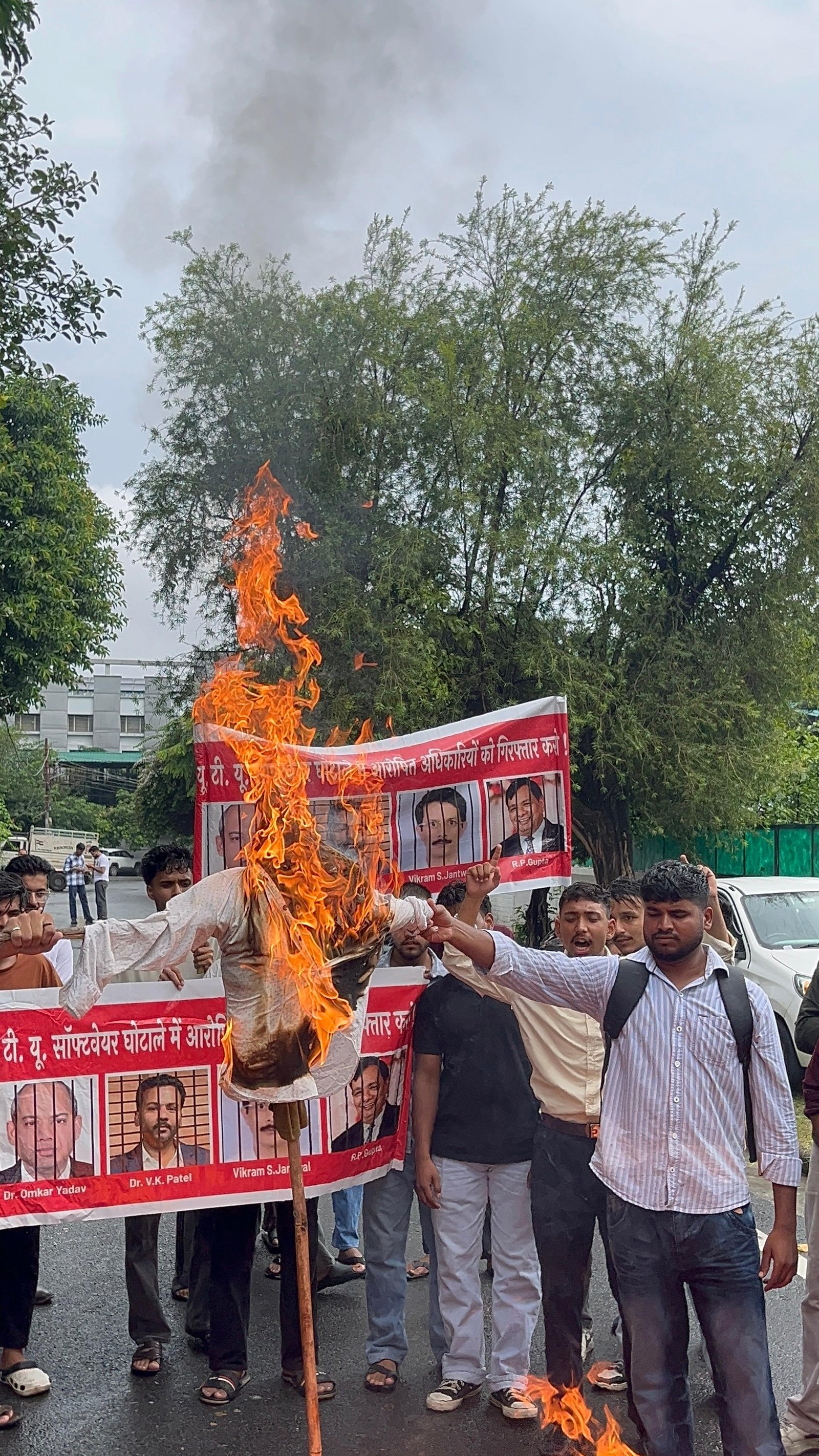 उत्तराखंड टेक्निकल यूनिवर्सिटी में घोटाले का आरोप, NSUI ने मांगा वाइस चांसलर और मंत्री सुबोध उनियाल का इस्तीफा