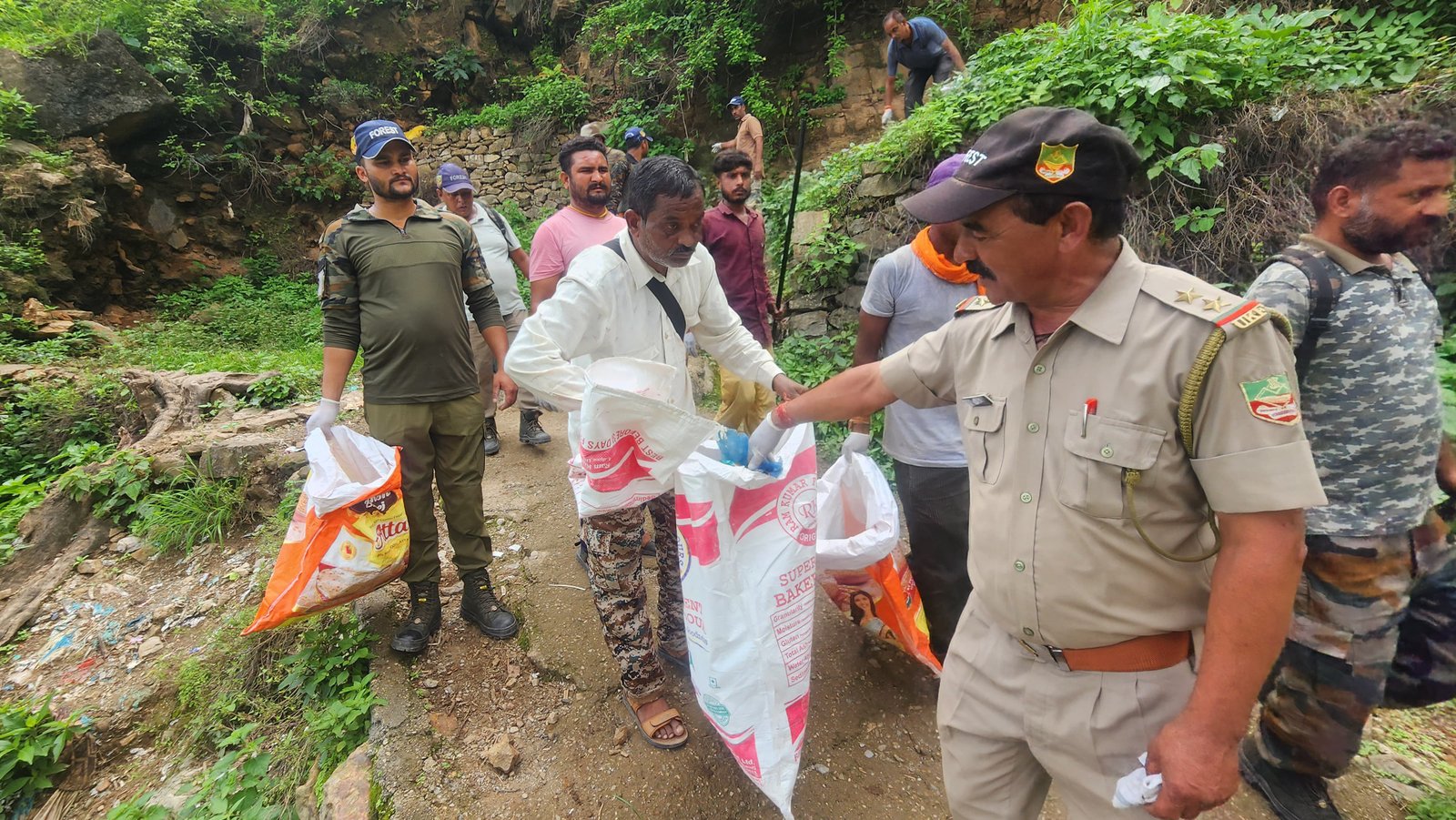 कांवड़ मेले को लेकर नीलकंठ महादेव के आसपास पुलिस ने चलाया सफाई अभियान