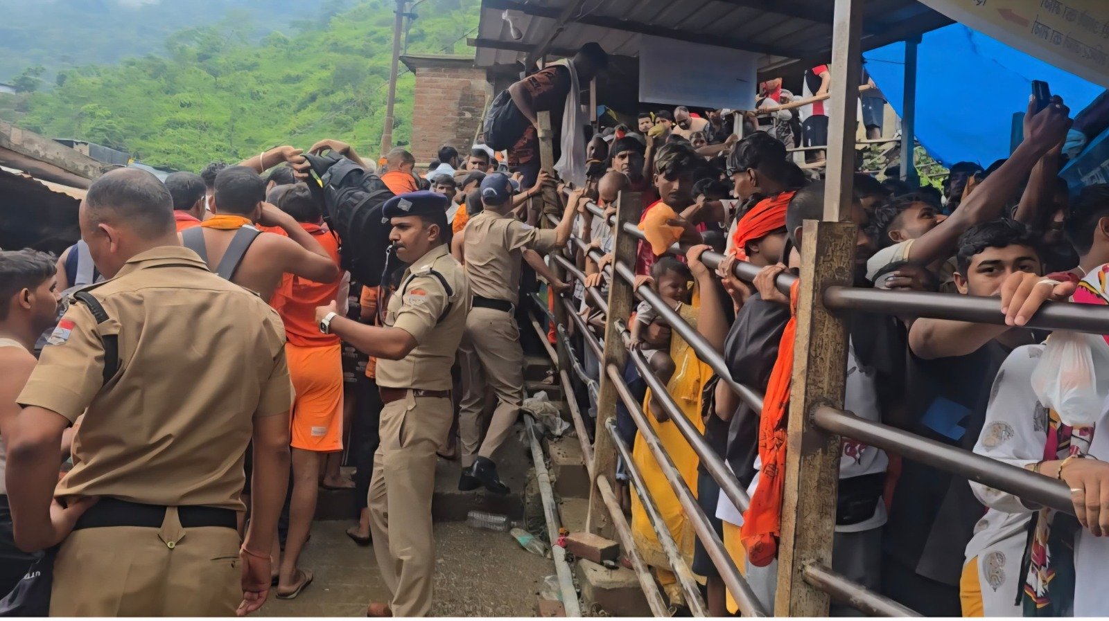 नीलकंठ महादेव में उमड़ रही कांवड़ियों की भीड़, पुलिस की भी परीक्षा