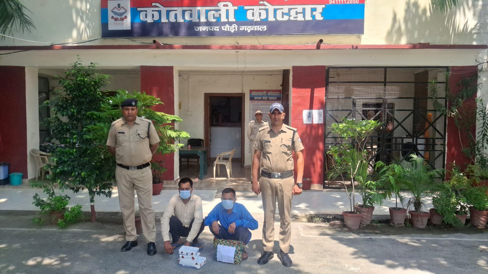 पौड़ी पुलिस ने 6 लाख रुपये की चरस के साथ तस्करों को किया गिरफ्तार