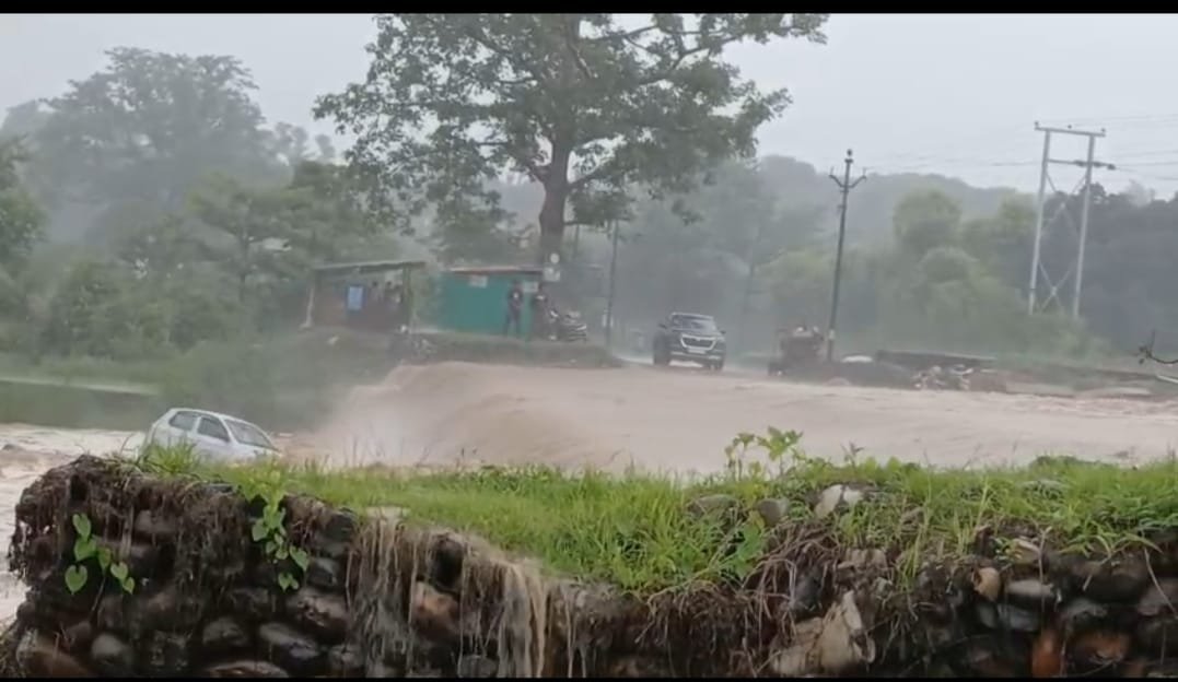 देहरादून के विकास निगर में बहती कार से चालक को बचाया