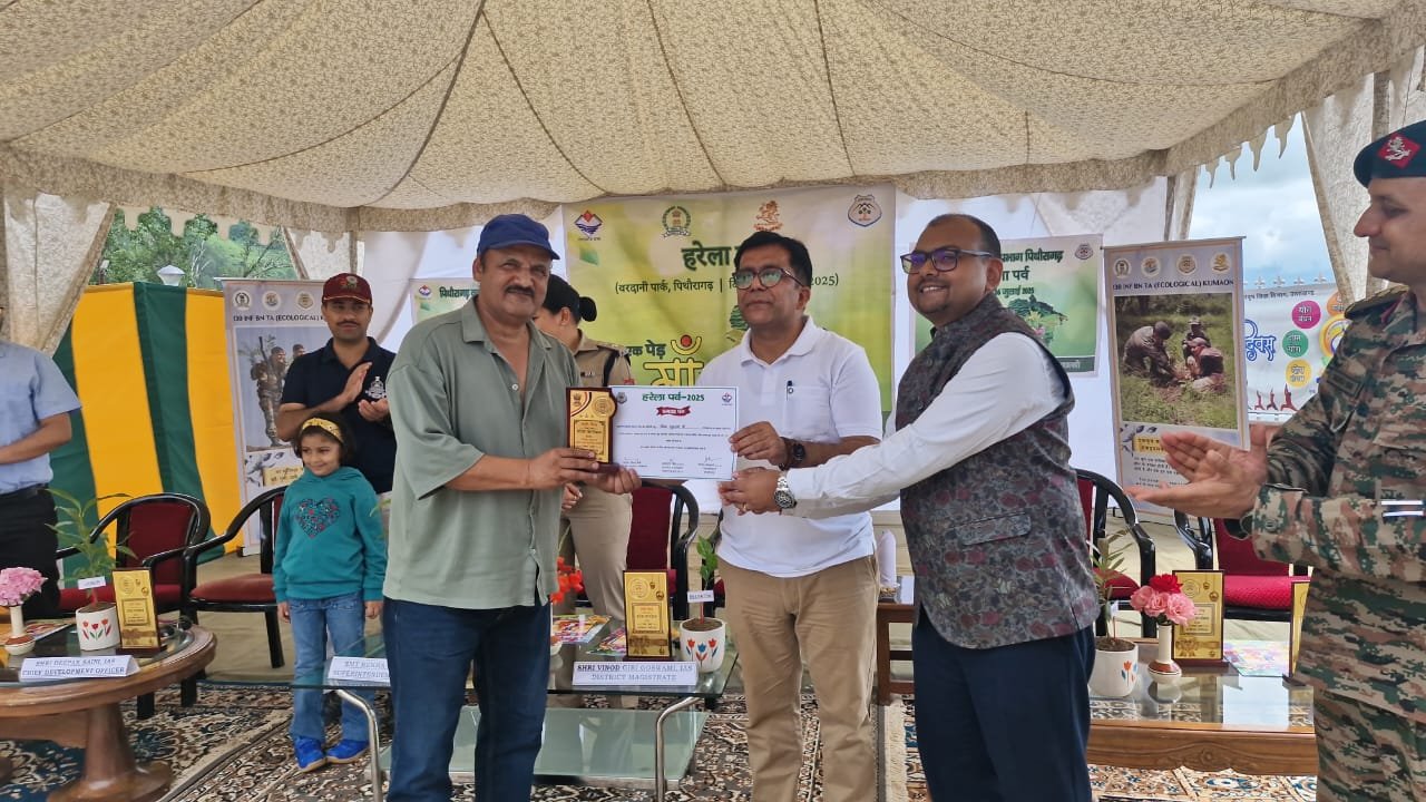 हरेला पर्व पर दिनेश गुरु रानी को इसलिए किया गया सम्मानित