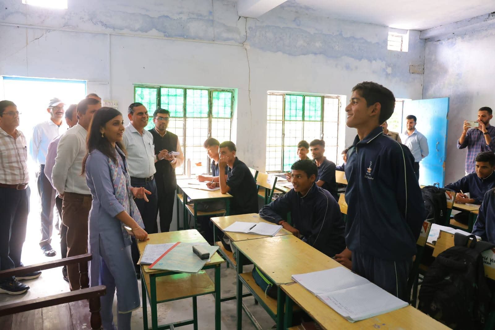 डीएम पौड़ी ने किया इंटर कॉलेज क्यार्क का औचक निरीक्षण