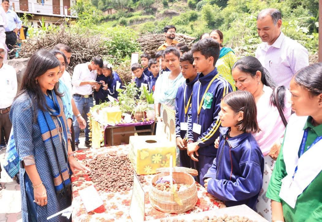 डीएम स्वाति भदौरिया ने मरोड़ा गांव में सुनीं लोगों की समस्याएं