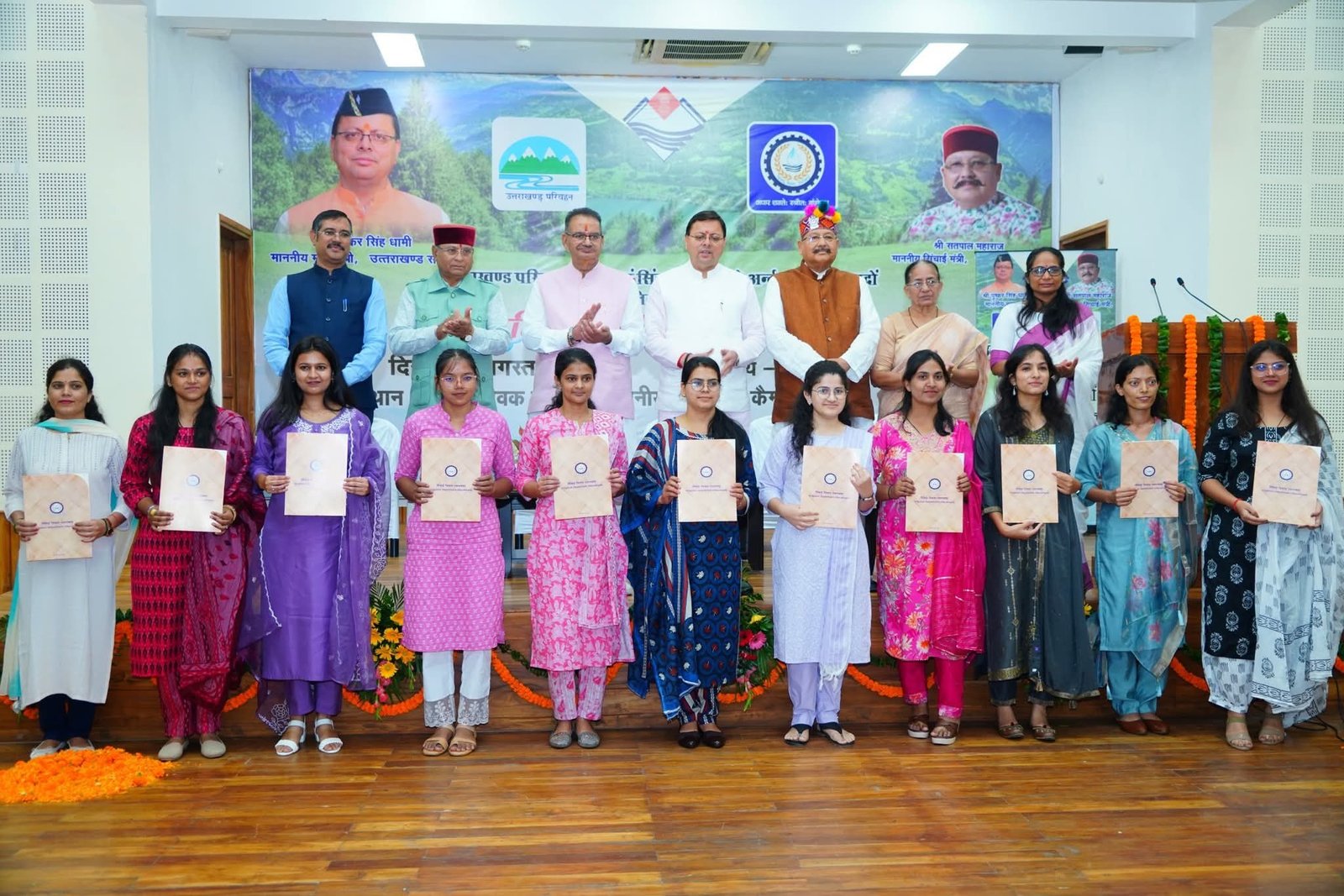 सीएम पुष्कर धामी ने बांटे 187 नियुक्ति पत्र