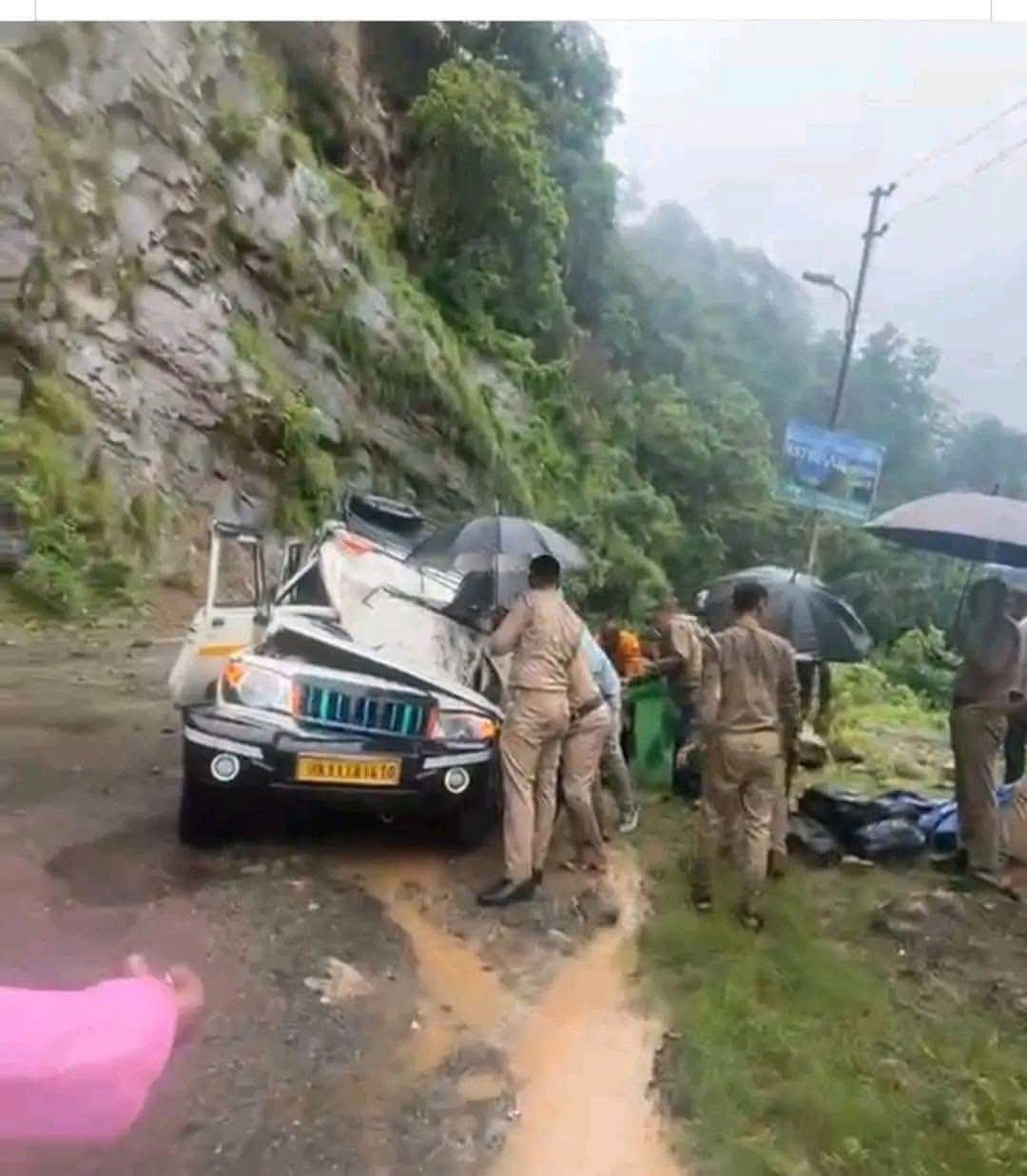 कोटद्वार दुग्ड्डा मार्ग पर हादसा, मैक्स के ऊपर गिरा बड़ा पत्थर, 2 यात्रियों की मौत, 6 घायल