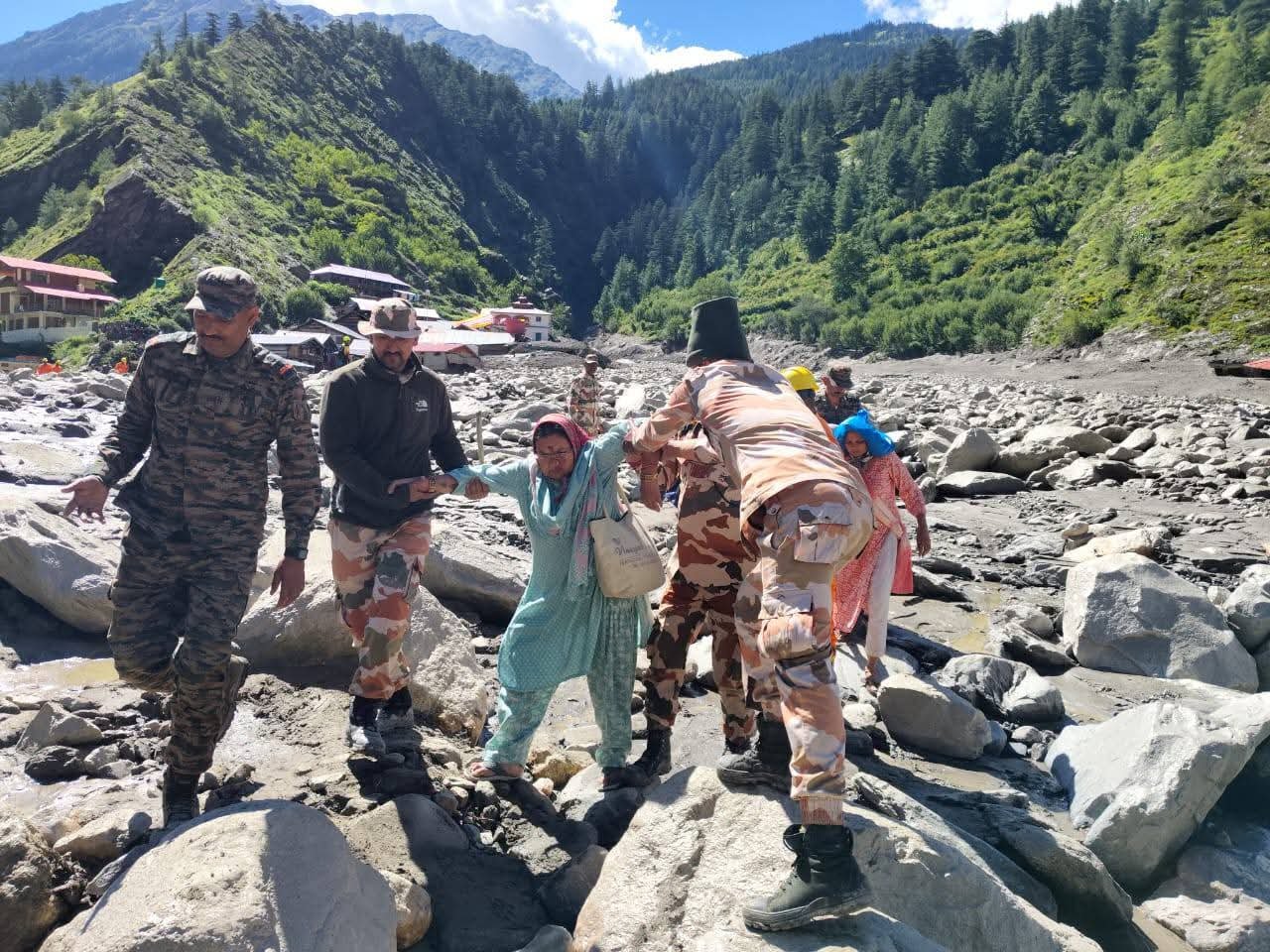 धराली में युद्ध स्तर पर चल रहा रेस्क्यू ऑपरेशन