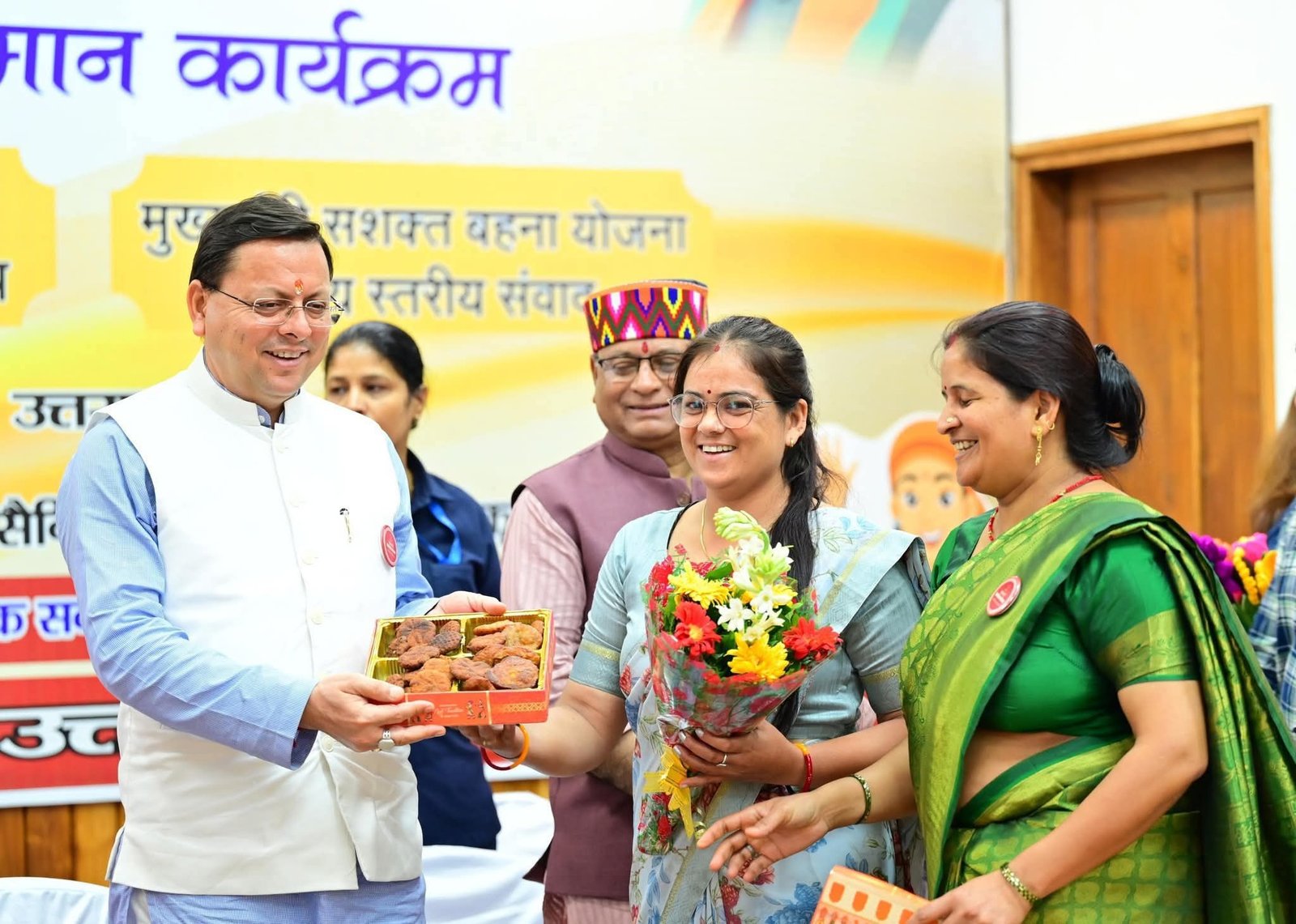सीएम धामी ने महिला स्वयं सहायता समूहों को किया सम्मानित