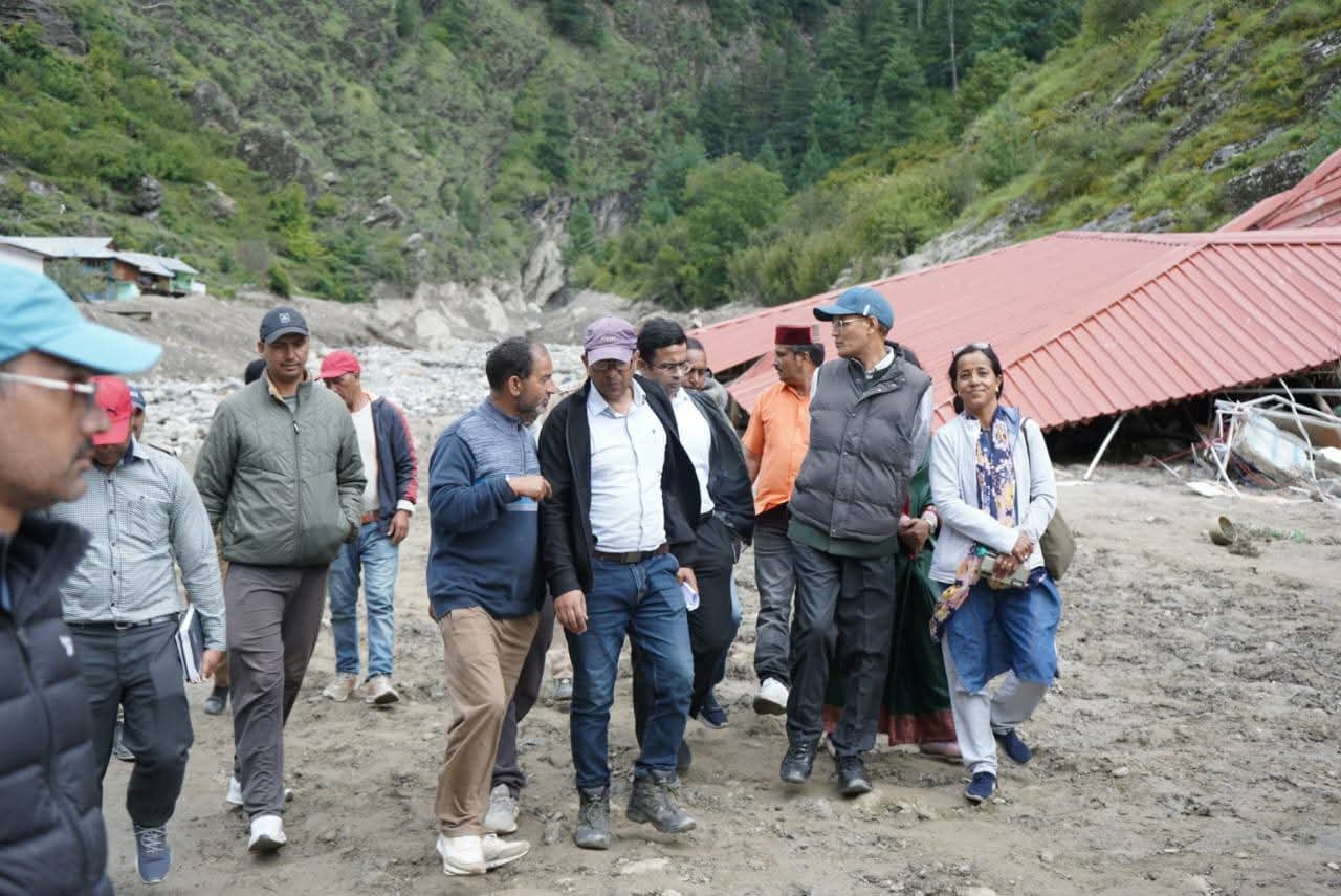 धराली में आपदा प्रभावितों से मिली विशेष समिति