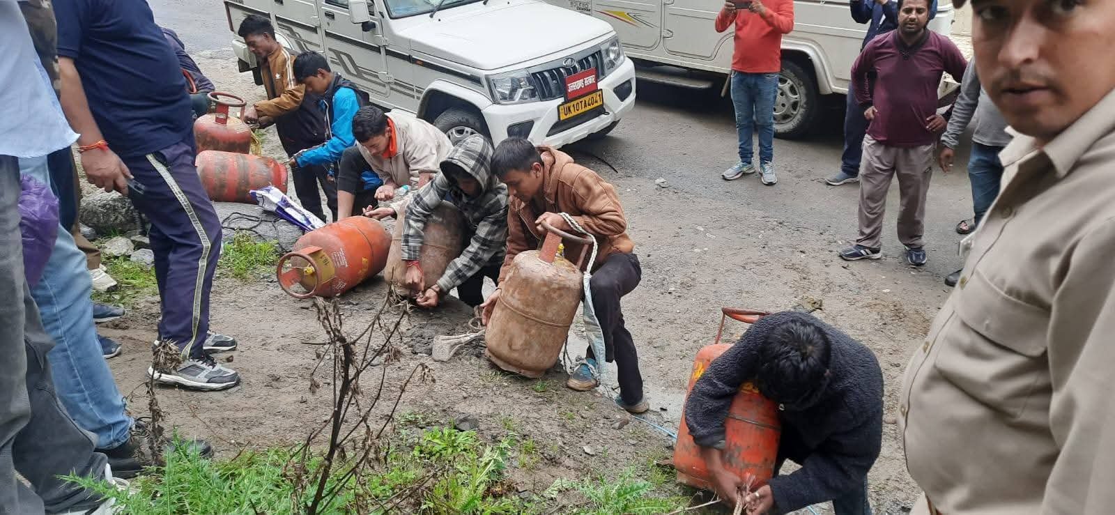 हर्षिल तक रसोई गैस सिलेंडर पहुंचाने की चुनौती