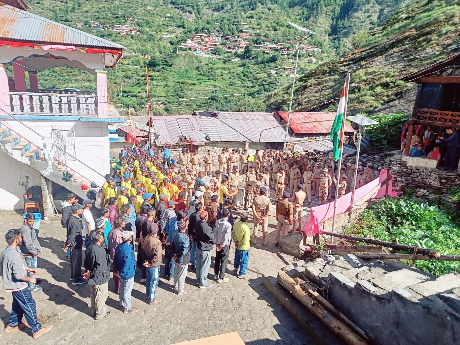 धराली के लोगों ने राहत बचाव में लगे जवानों संग मनाया स्वतंत्रता दिवस