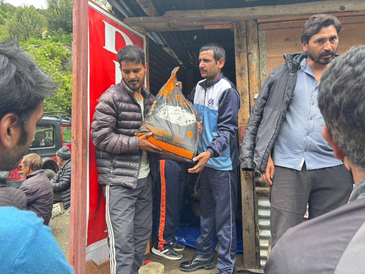 उत्तरकाशी के आपदा प्रभावित क्षेत्रों में राहत सामाग्री पहुंचाने की कवायद