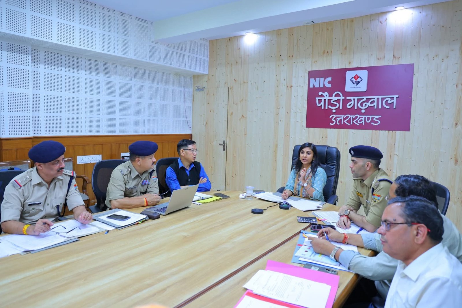नशामुक्त अभियान को लेकर डीएम की बैठक