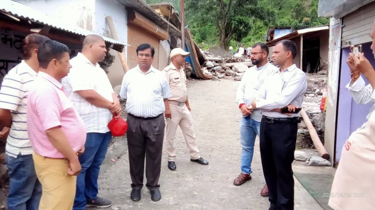 आपदा प्रभावित इलाकों में अधिकारी