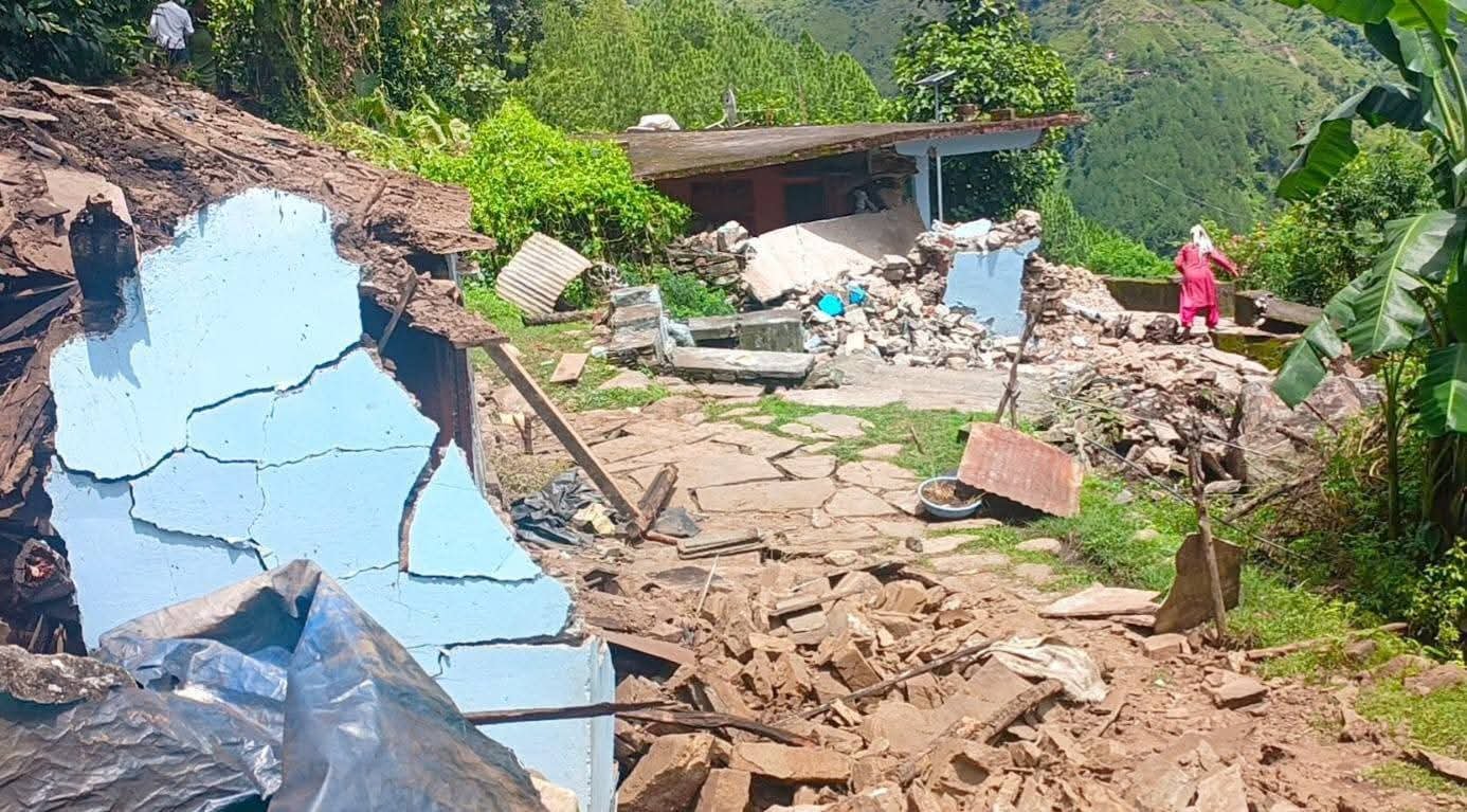 चमोली के आपदा प्रभावित इलाकों में पहुंची प्रशासन की टीम
