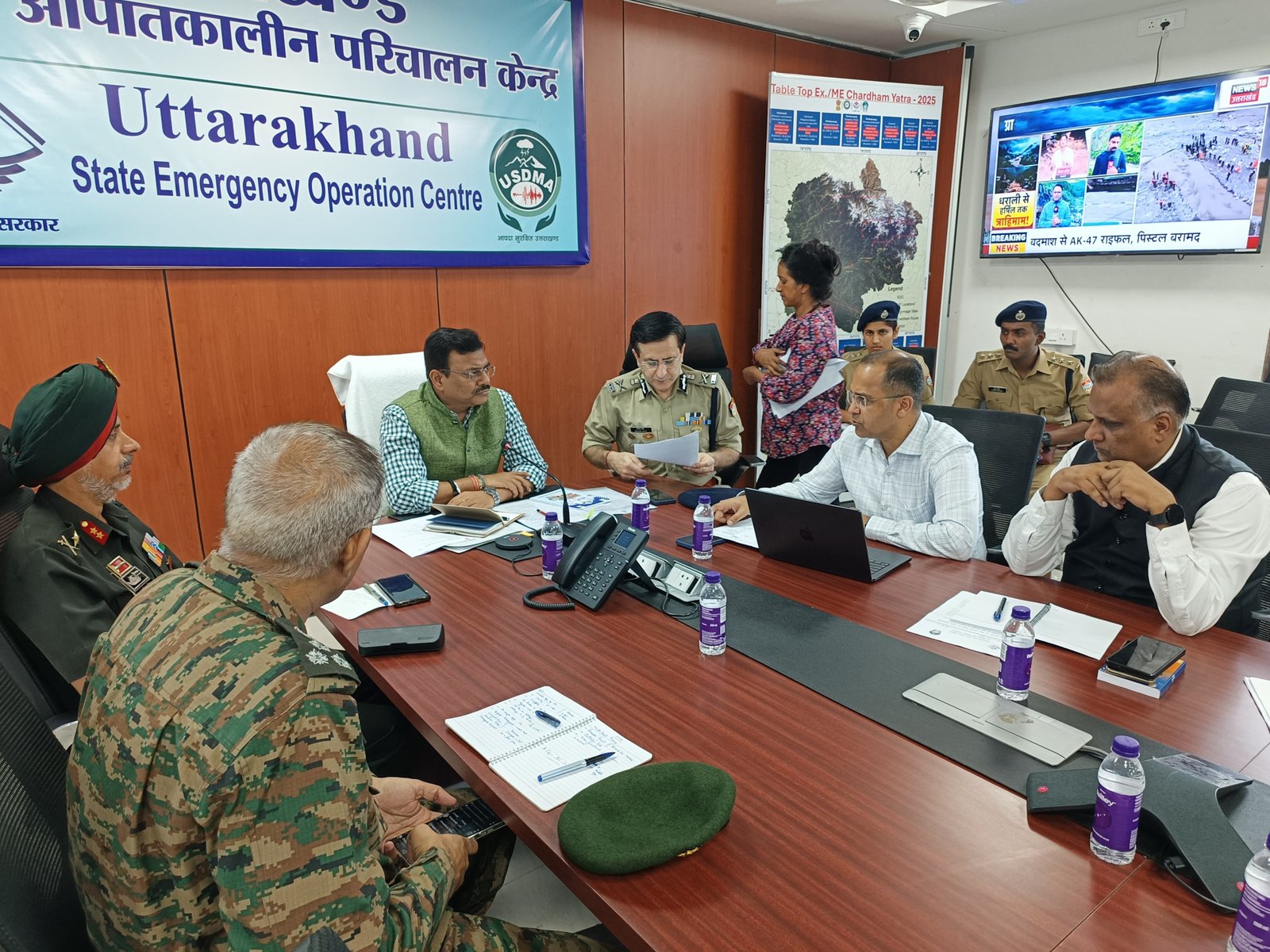 मुख्य सचिव ने आपदा परिचालन केंद्र से लिया उत्तरकाशी में चल रहे राहत बचाव कार्य का अपडेट