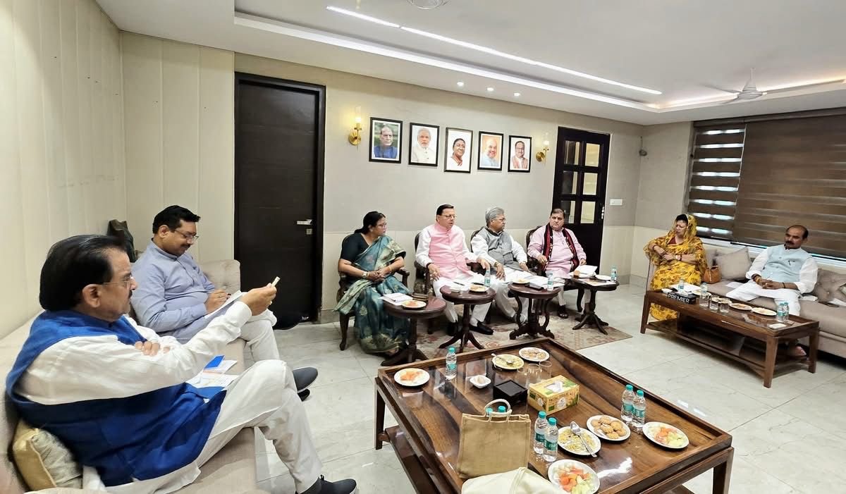 दिल्ली में उत्तराखंड बीजेपी की बैठक, त्रिवेंद्र रावत की नाराजगी की ख़बर से टेंशन
