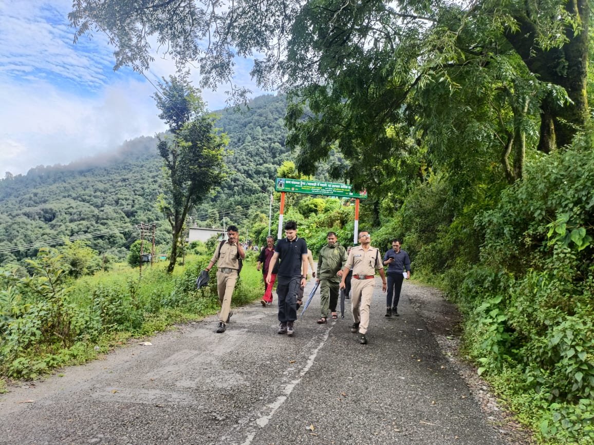 आपदा प्रभावित ताल जामण पहुंचे रुद्रप्रयाग के डीएम और एसपी