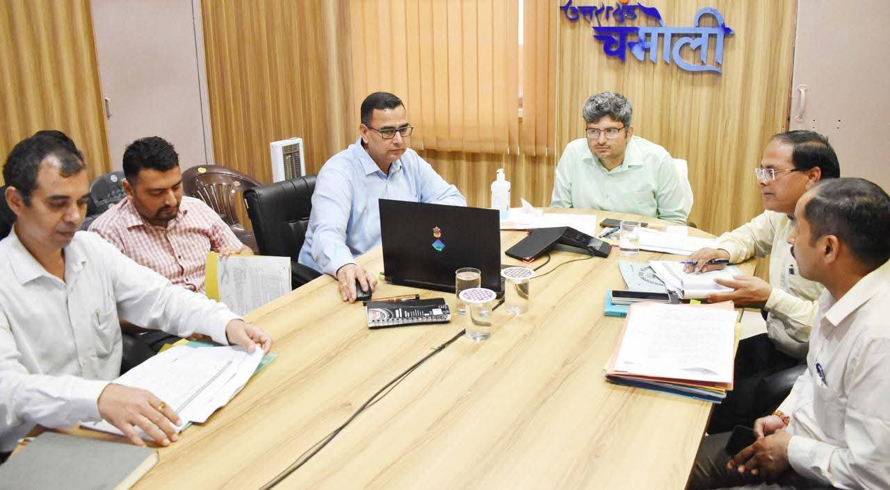 डीएम चमोली ने की जल जीवन मिशन की समीक्षा बैठक