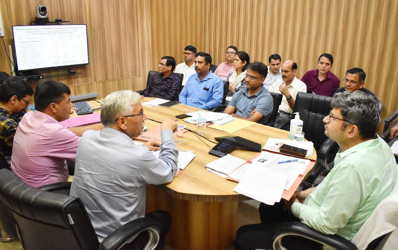 डीएम चमोली ने की शिक्षा विभाग के काम काज की समीक्षा