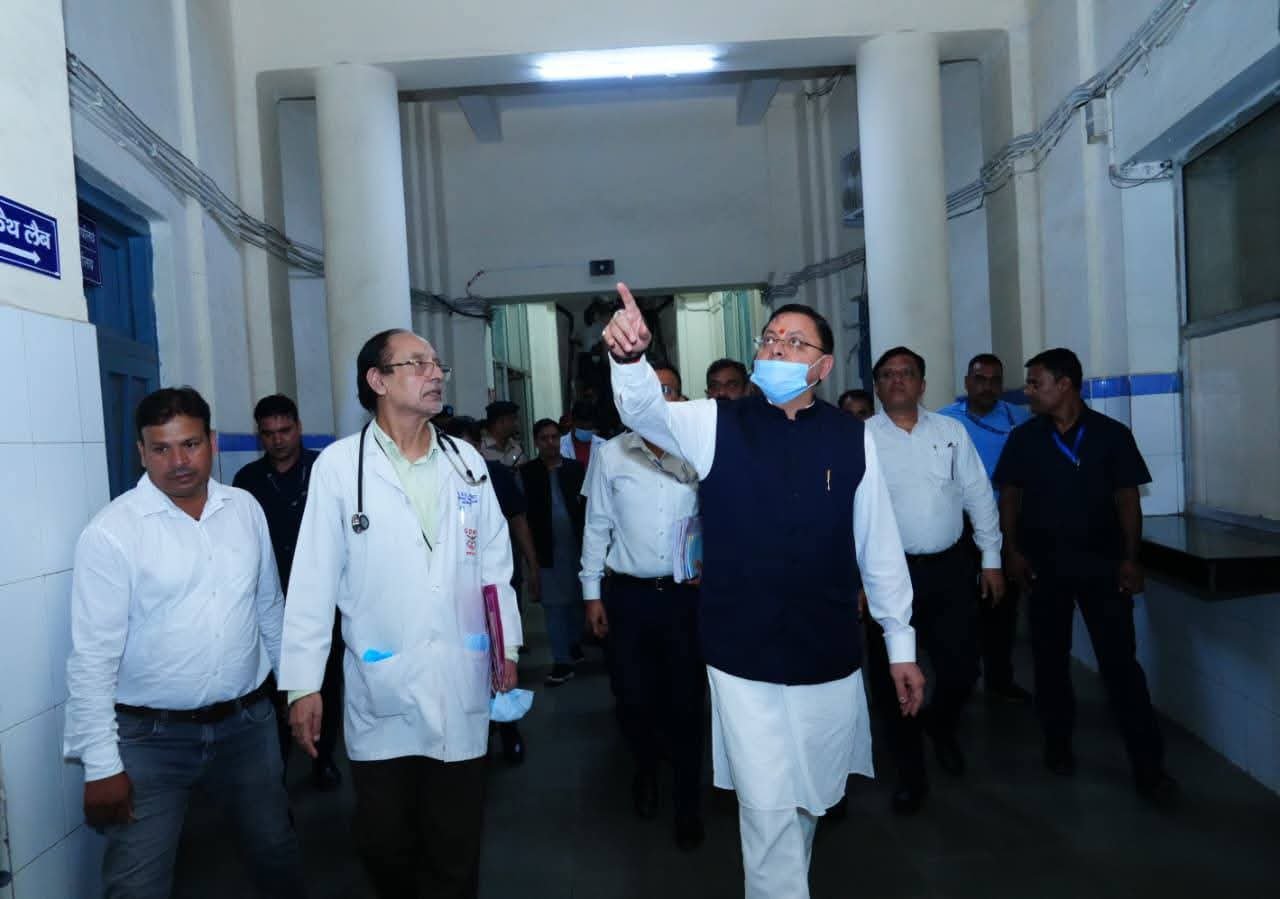 सीएम धामी ने किया दून अस्पताल का औचक निरीक्षण