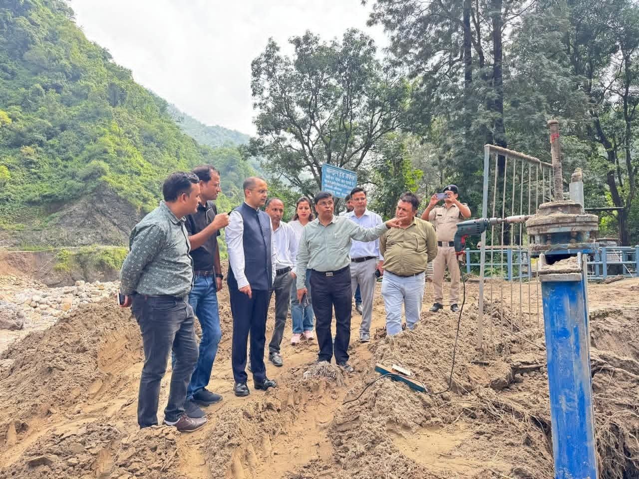 सचिव पेयजल ने देहरादून में क्षतिग्रस्त पाइपलाइन का किया निरीक्षण