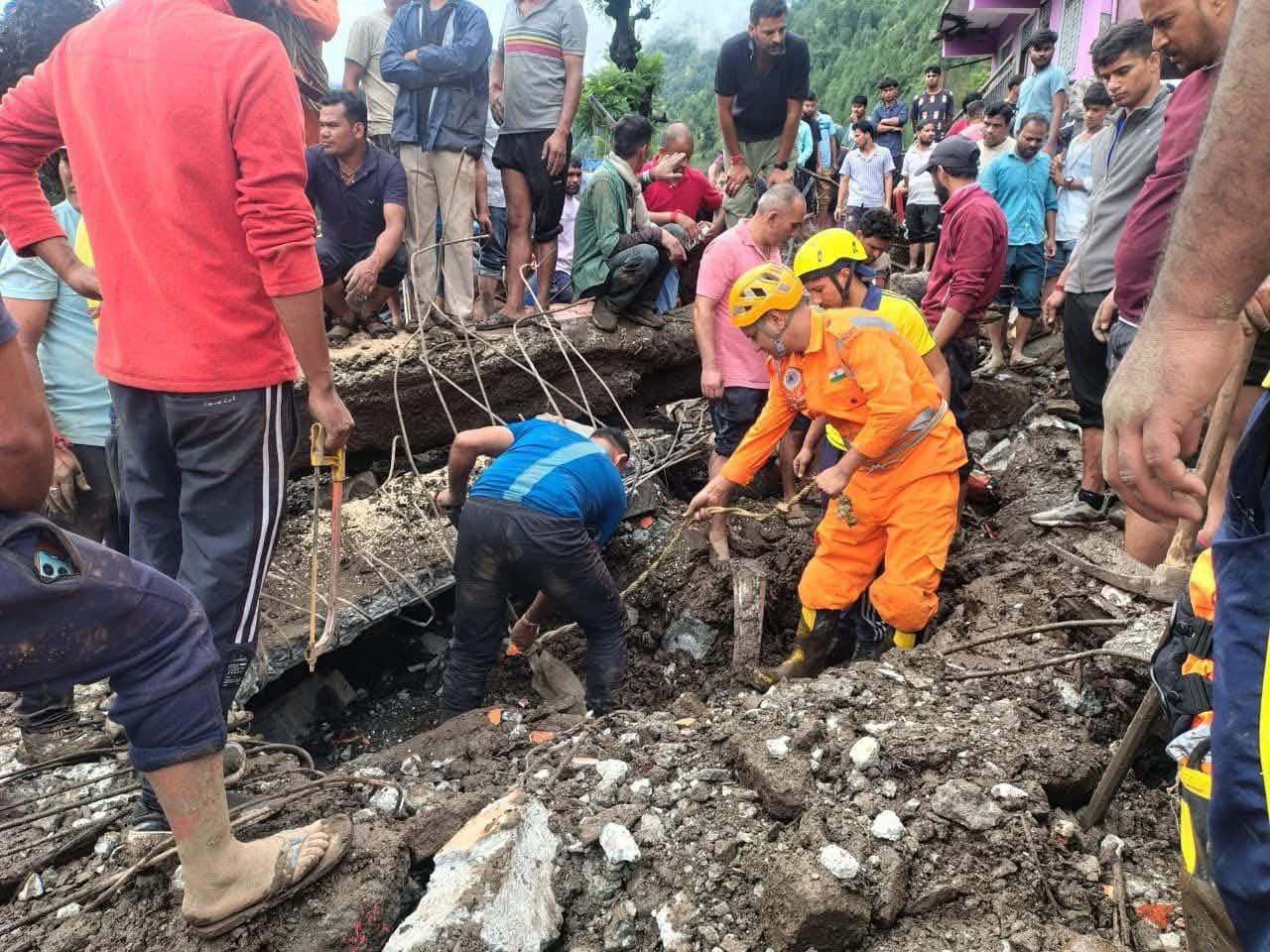 चमोली के नंदानगर में आपदा के बाद राहत बचाव का काम जारी