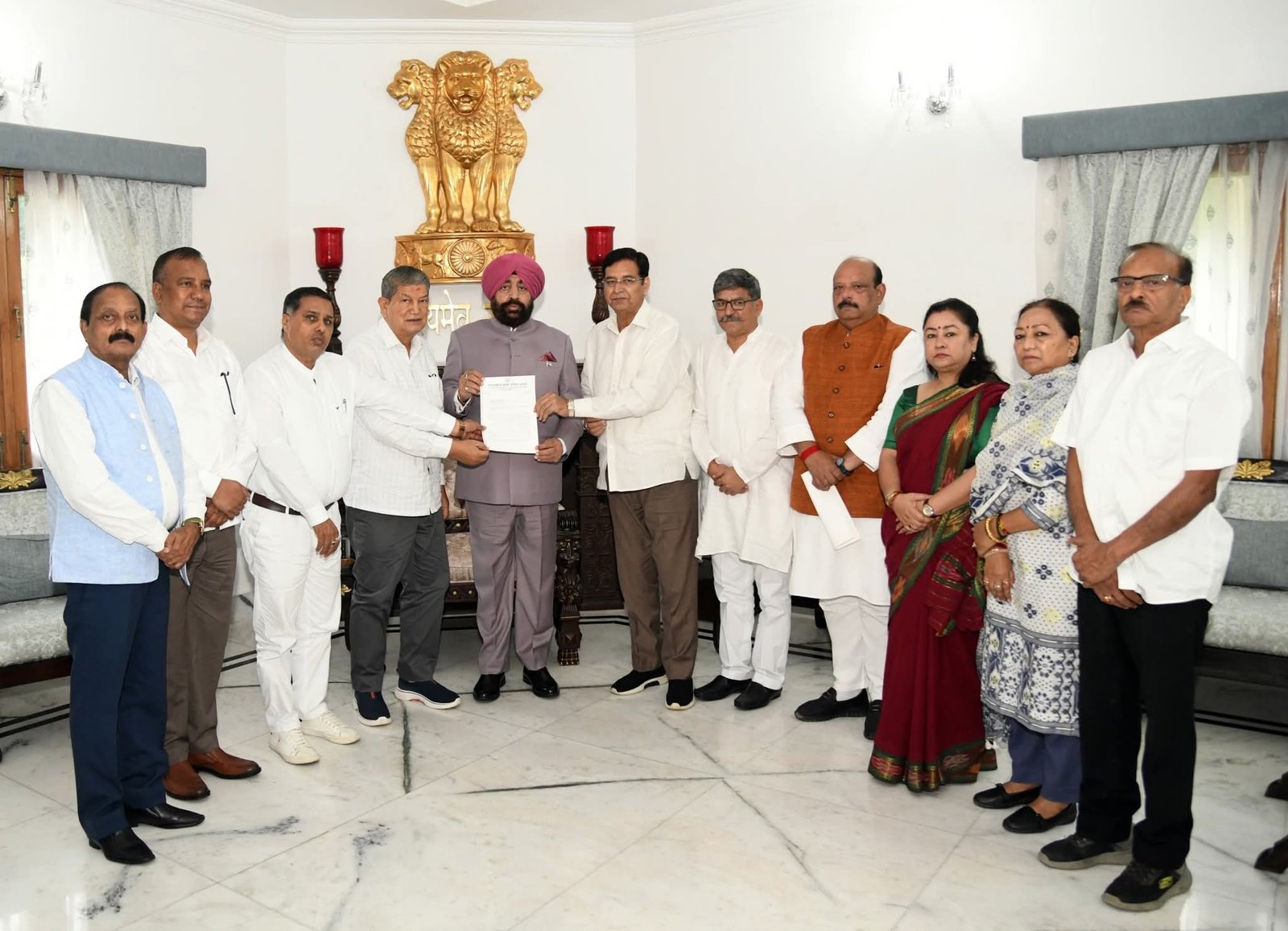 राज्यपाल से मिला कांग्रेस का प्रतिनिधिमंडल मंडल, इन मुद्दों पर की शिकायत