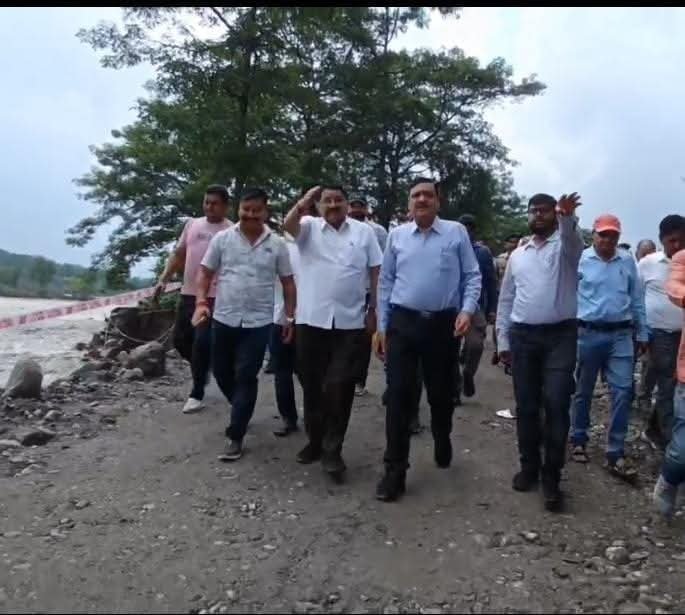 रायपुर मालदेवता के बीच आपदा में बही सड़क पर ट्रैफिक बहाल