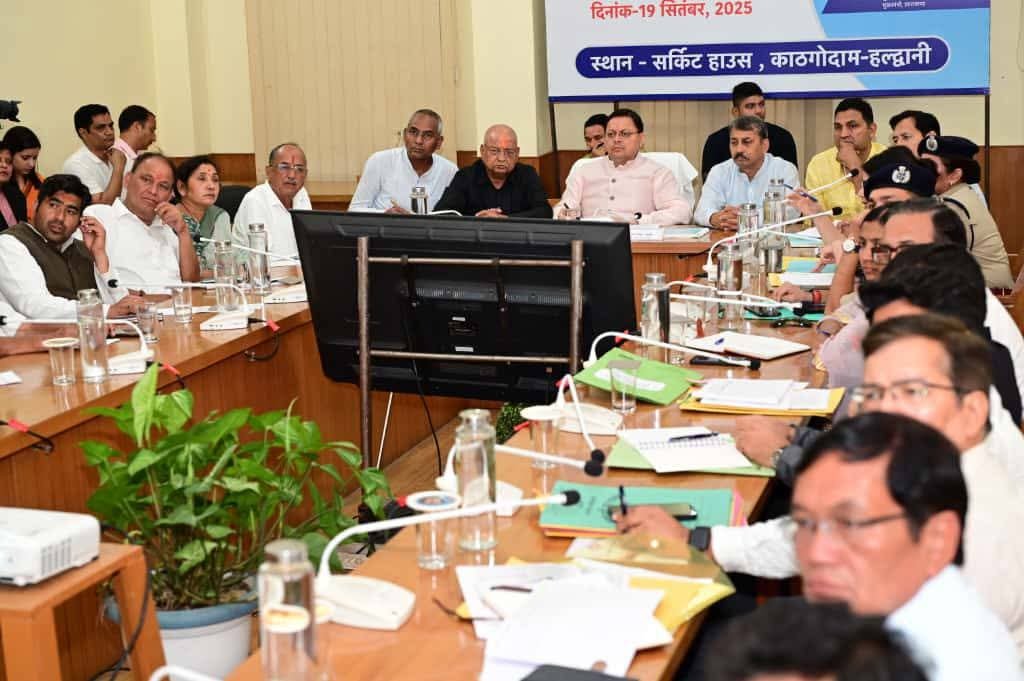 सीएम धामी ने काठगोदाम में की बैठक, आपदा राहत कार्यों में तेजी लाने के निर्देश