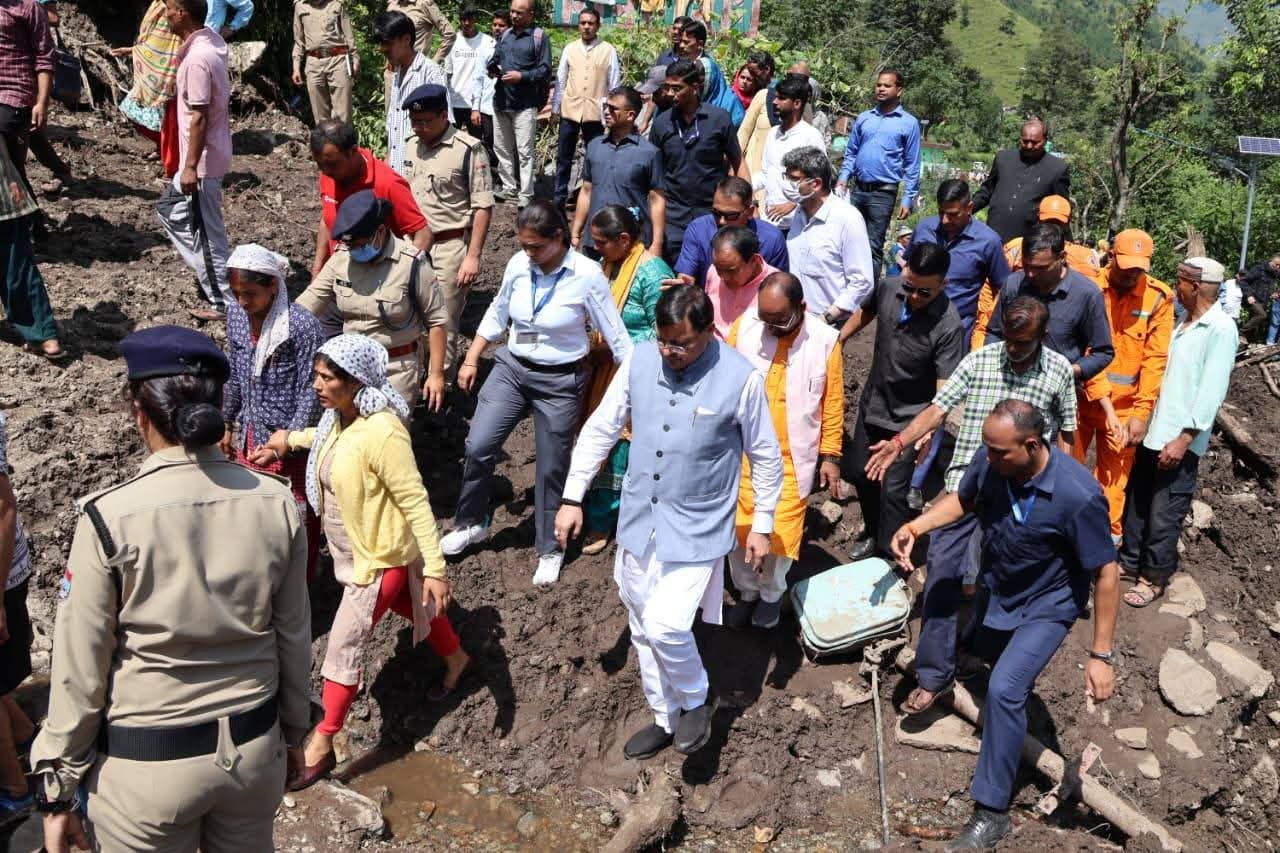 सीएम ने आपदा प्रभावित नंदानगर में आपदा प्रभावित इलाकों का किया दौरा, प्रभावितों को हर संभव मदद का भरोसा दिलाया