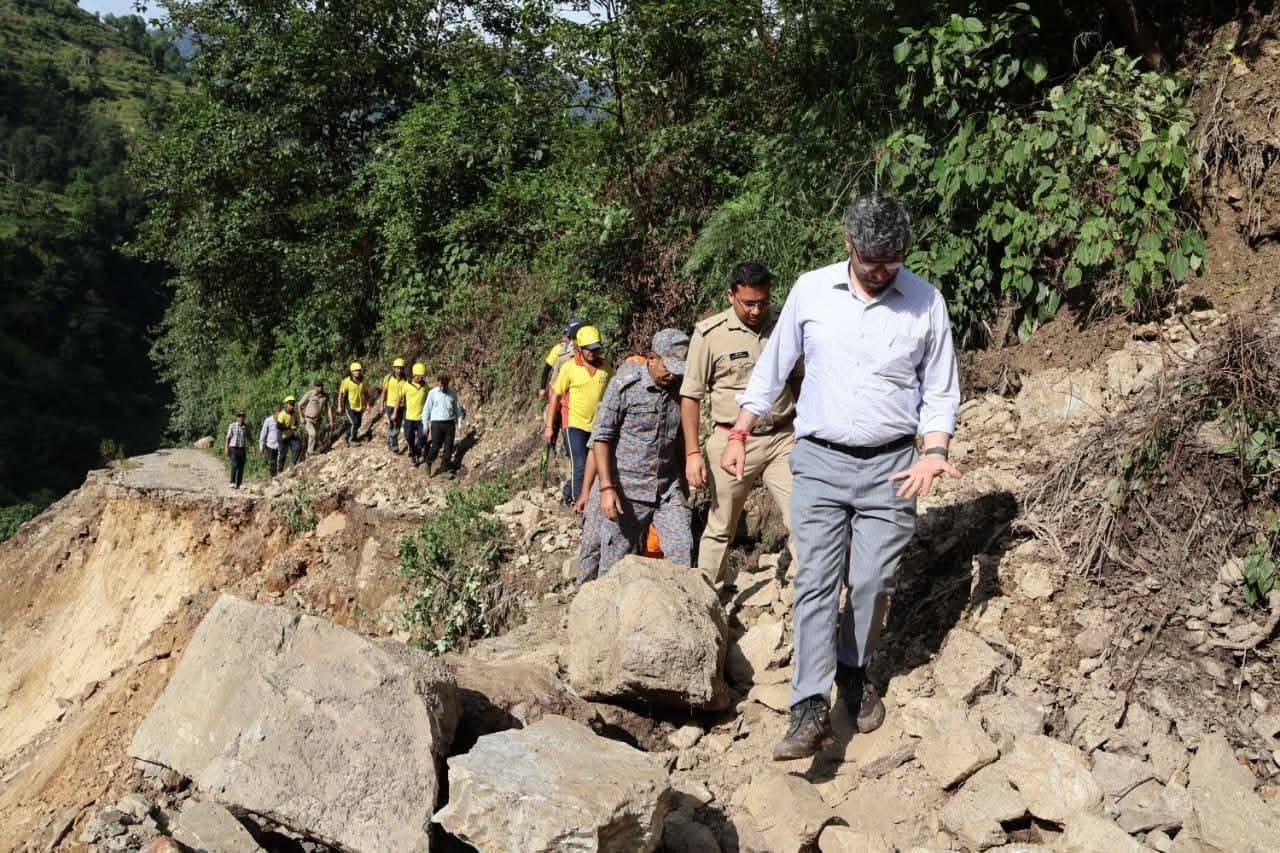 डीएम और एसपी चमोली ने किया आपदा प्रभावित गांवों का दौरा