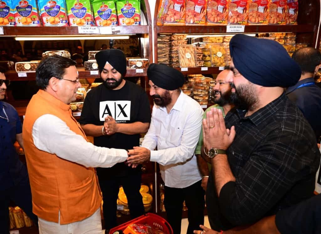 GST बचत उत्सव के तहत सीएम ने देहरादून के राजपुर में किया भ्रमण