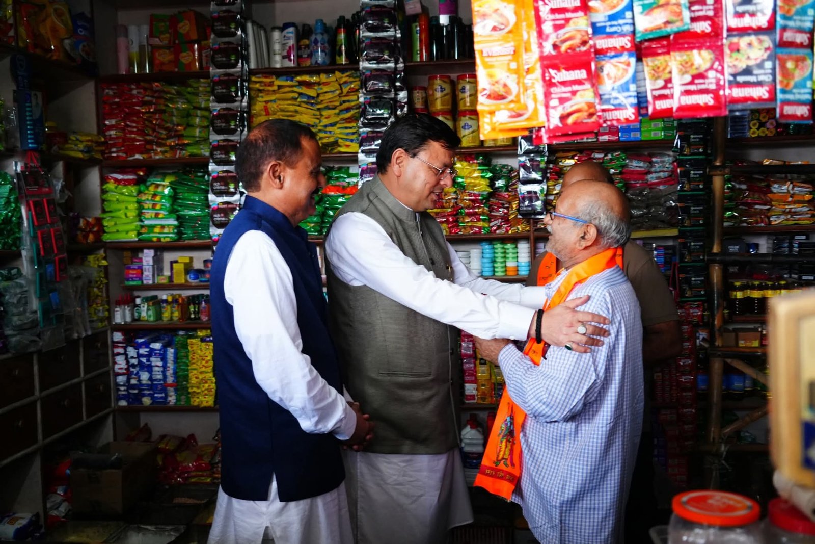 सीएम ने स्वदेशी अपनाओ और जीएसटी को लेकर लोगों से की बातचीत