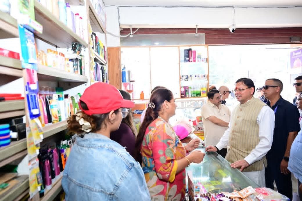 सीएम धामी ने सहस्त्रधारा बाजार में मनाया जीएसटी बचत उत्सव