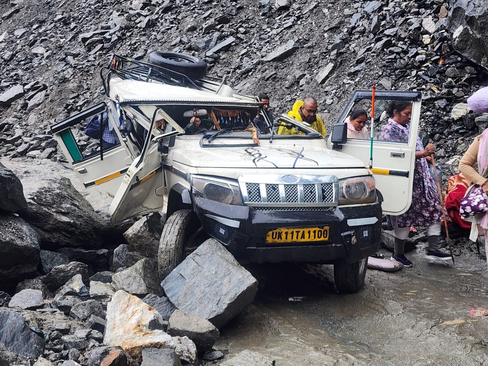 रुद्रप्रयाग में बड़ा हादसा, मुनकटिया के पास मैक्स पर गिरा बोल्डर, महिला समेत दो लोगों की मौत