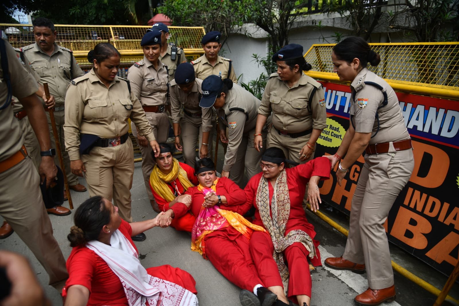 उत्तराखंड महिला कांग्रेस का बीजेपी दफ्तर के बाहर प्रदर्शन, महिला सुरक्षा के मुद्दे पर आक्रोश, डबल इंजन सरकार पर सवाल