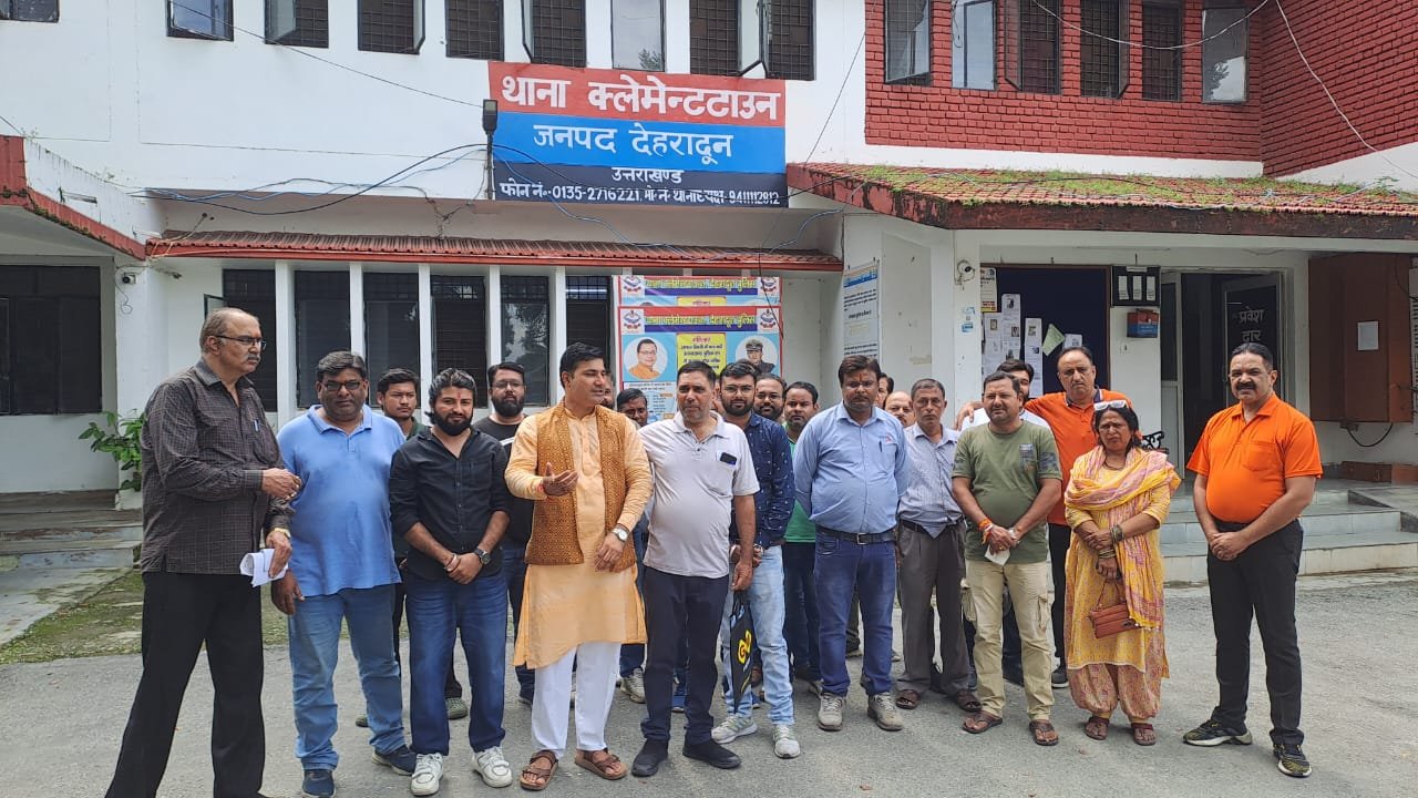 दून डिस्ट्रीब्यूशन एसोशिएशन के पदाधिकारियों का प्रदर्शन, उठाई ये मांग