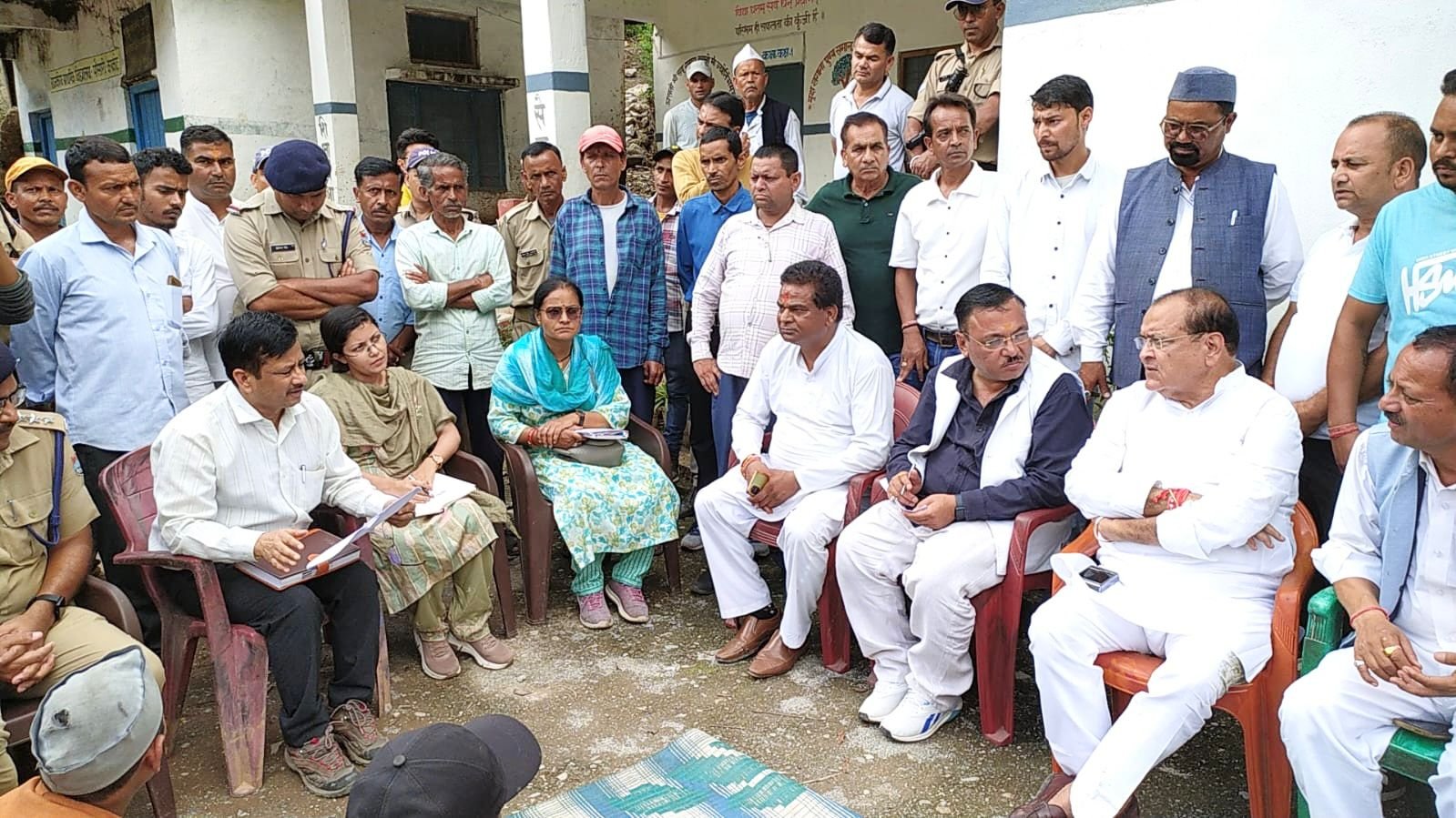 कपकोट में आपदा प्रभावितों से मिले नेता प्रतिपक्ष यशपाल आर्य, समस्याएं सुनीं