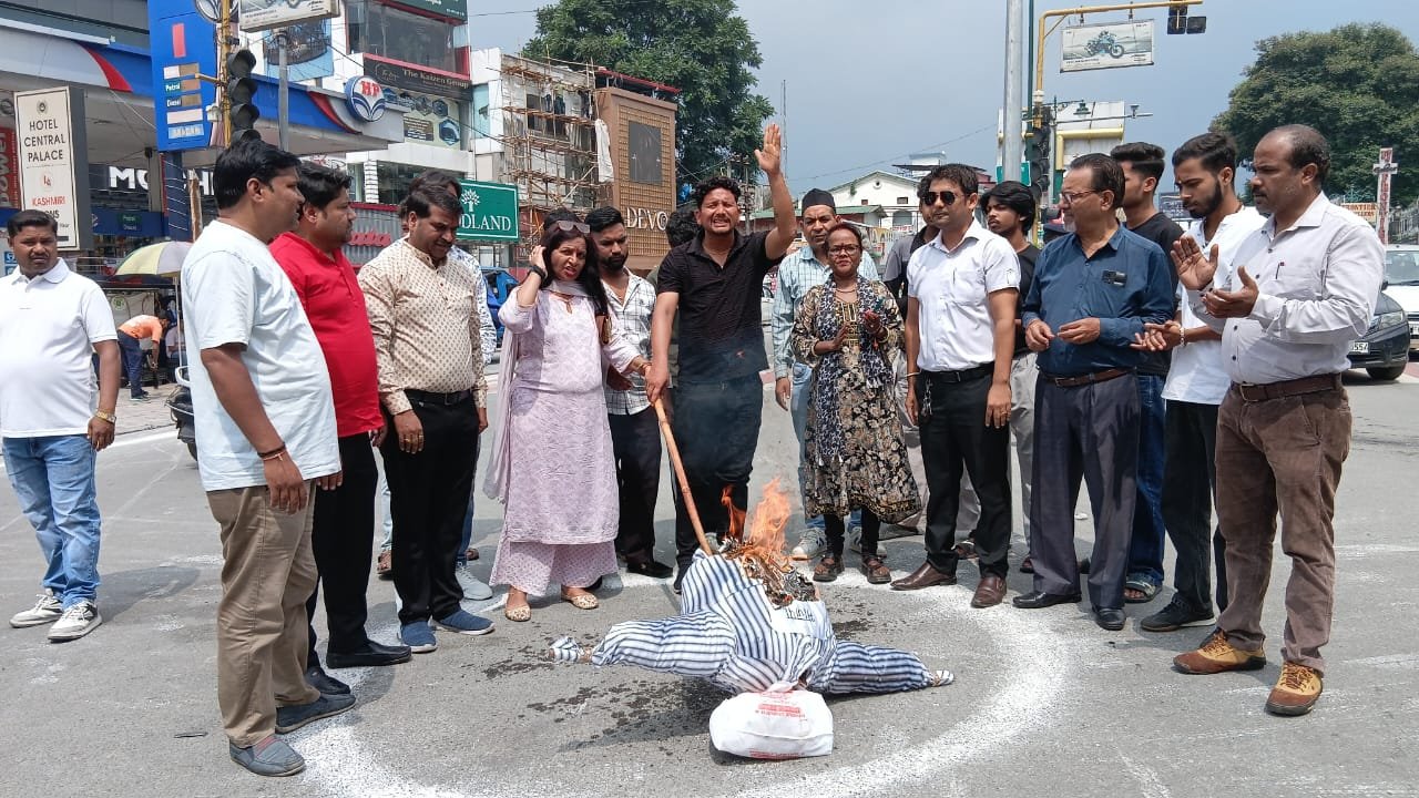 देहरादून महानगर कांग्रेस ने फूंका सरकार का पुतला, बढ़ती नशाखोरी को लेकर जताई नाराजगी