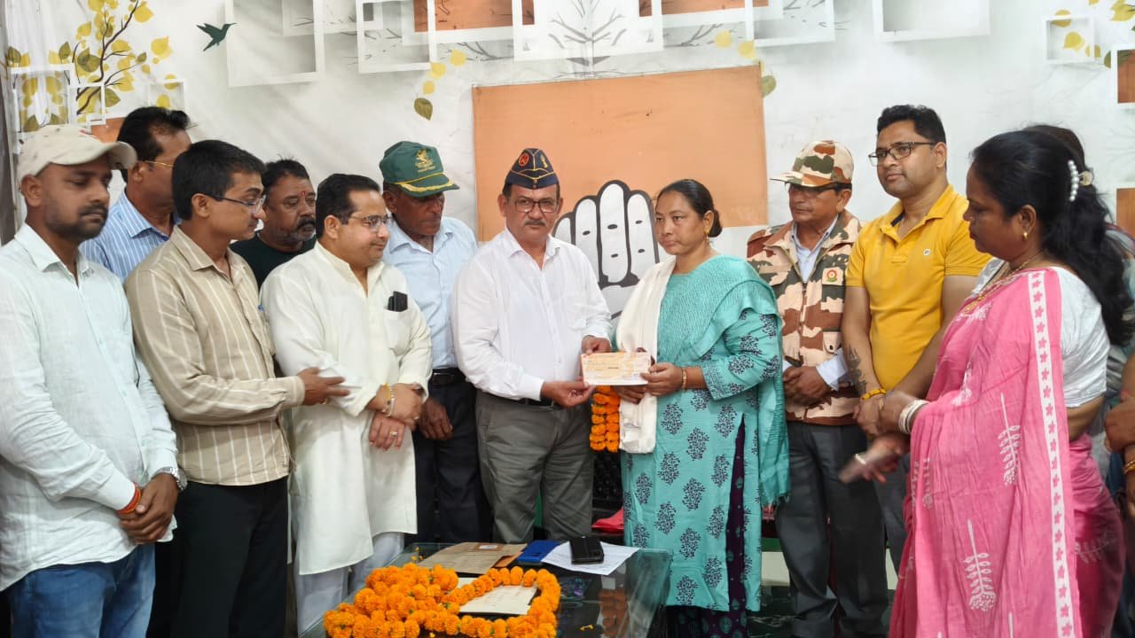 कांग्रेस ने पुलवामा शहीदों की वीरांगनाओं का किया सम्मान