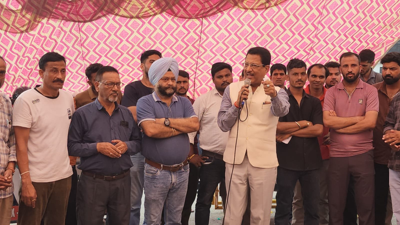 परेड ग्राउंड पहुंचकर कांग्रेस ने दिया बेरोजगार युवाओं के आंदोलन का समर्थन, पेपर लीक कांड की सीबीआई जांच की वकालत की