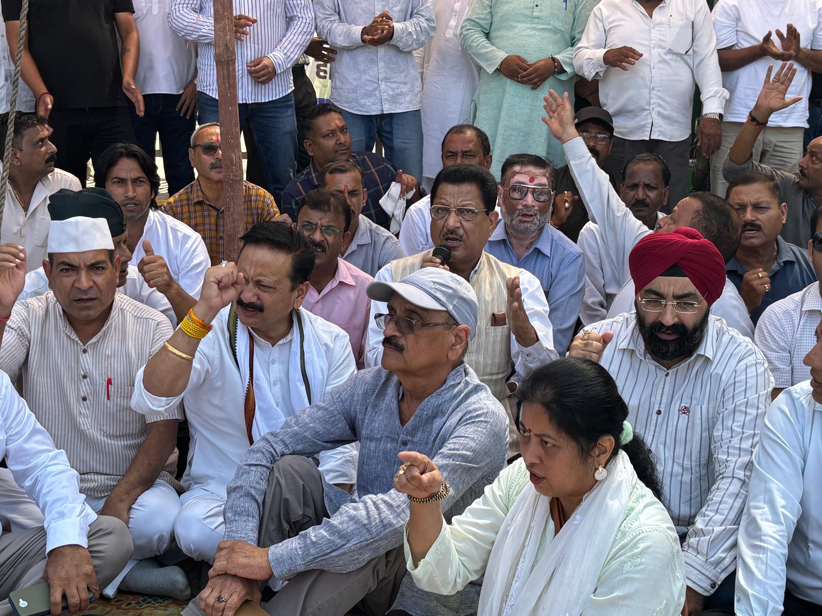 पेपर लीक कांड को लेकर कांग्रेस का धरना, पेपर चोर गद्दी छोड़ के लगे नारे, 3 अक्टूबर को मुख्यमंत्री आवास घेराव की चेतावनी