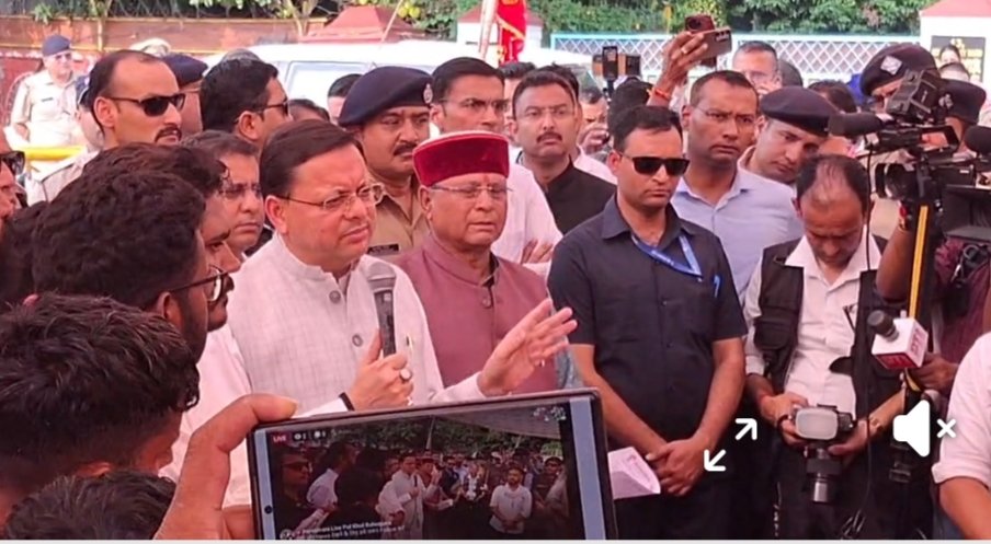सीएम धामी छात्रों से मिलते हुए